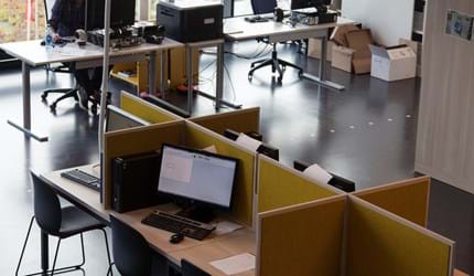 bord afskærmning med gul filt